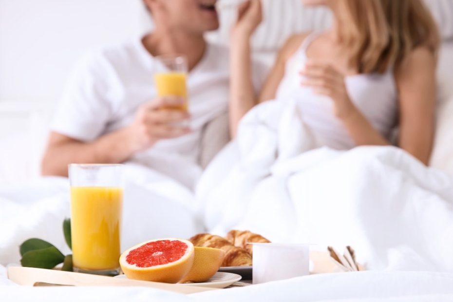 couple prenant son petit déjeuner au lit