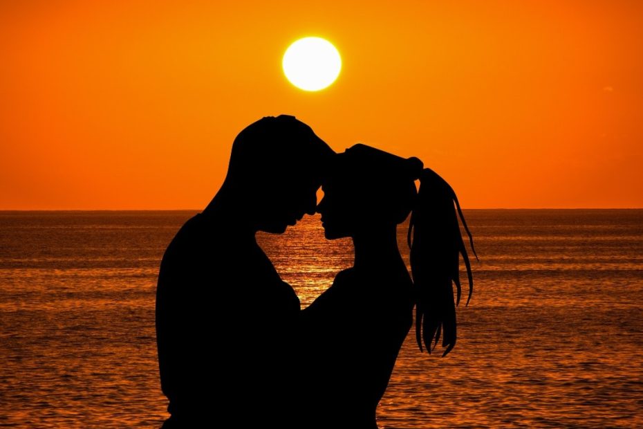 silhouette de couple au coucher du soleil